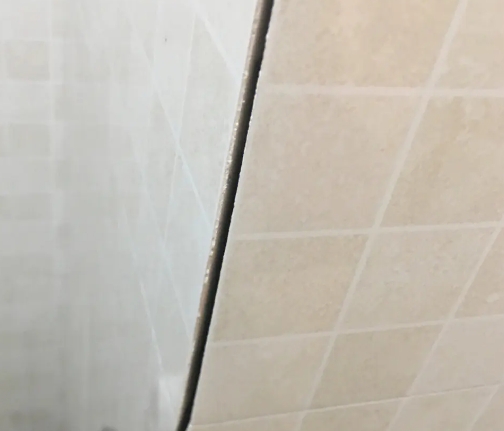 梅县瓷砖空鼓维修公司分享阳台瓷砖脱落的修复过程可以分为以下几个步骤