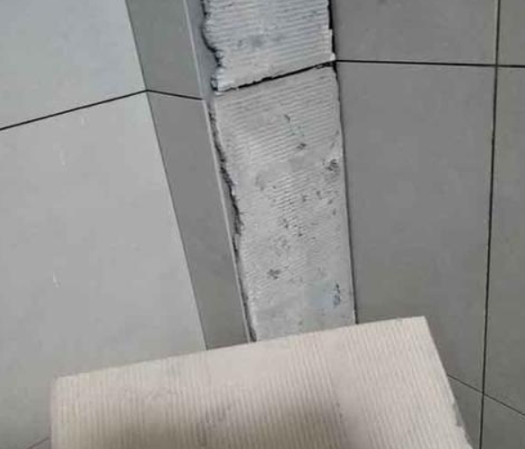 梅县瓷砖空鼓维修公司分享下厨房瓷砖脱落的补救措施。